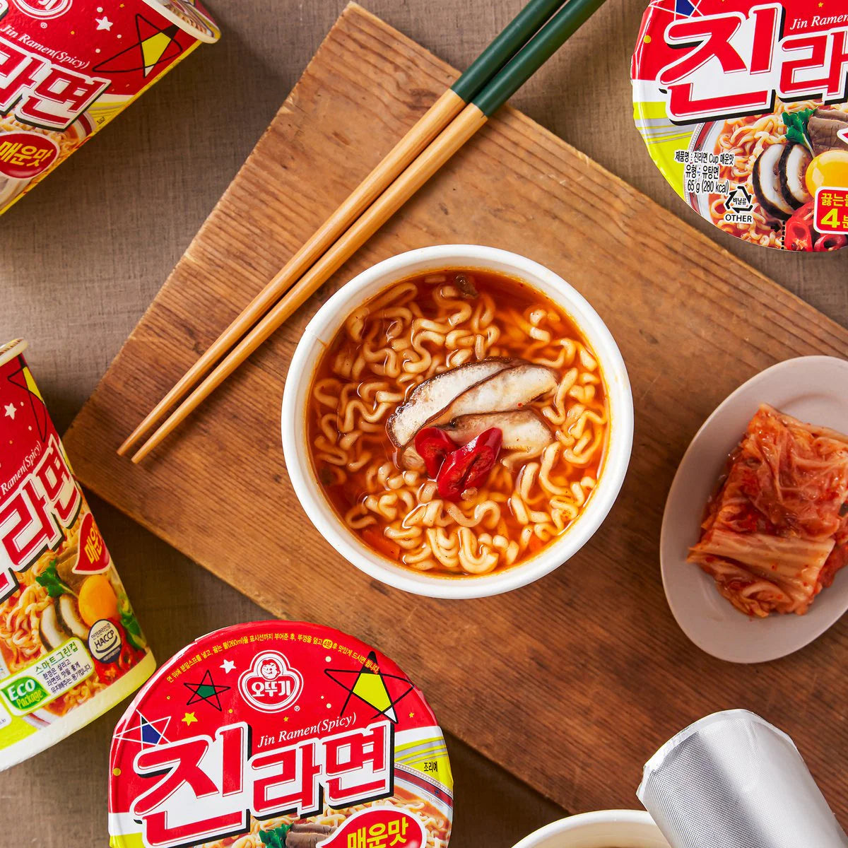 Jin Ramen Hot - Sopa instantánea sabor a Carne Picante en Vaso